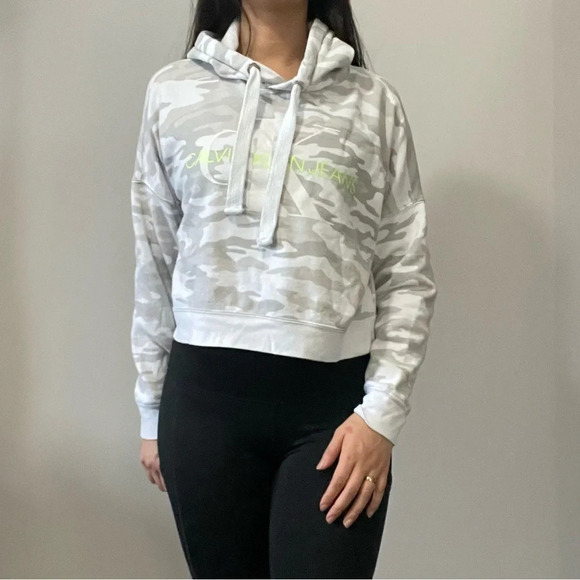 🌿 Calvin Klein Jeans Camo Crop  Hoodie - Woman’s Size Medium 🌈 - Picture 1 of 11